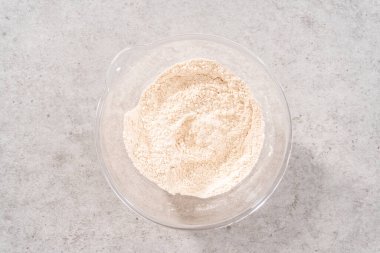 Düz yatıyordu. Bardaktaki malzemeler kabaklı gözleme yapmak için karıştırılmış..