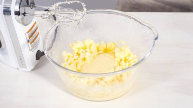 Adım adım. Çikolatalı kekle çikolatalı keki karıştırmak için bardaktaki malzemeleri karıştırıyorum..