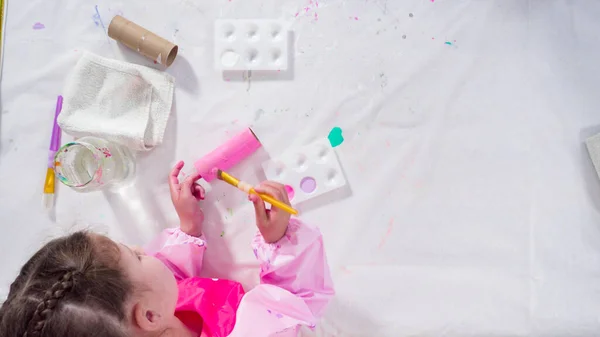 Deitado Passo Passo Fazendo Unicórnios Papel Rolos Papel Higiênico Vazios — Fotografia de Stock