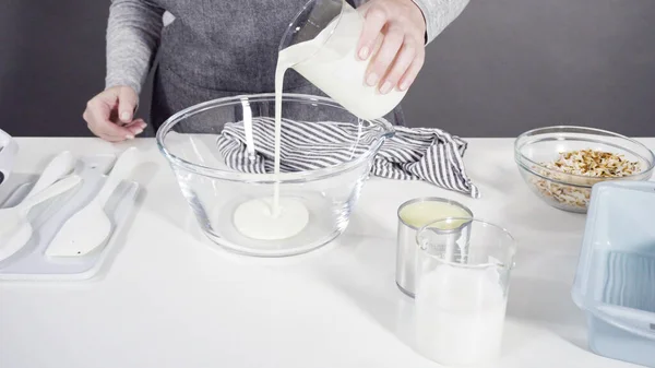 Змішування Інгредієнтів Скляній Мисці Приготування Домашнього Кокосового Морозива — стокове фото