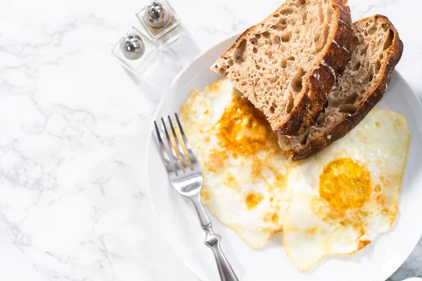 Desayuno Sencillo Con Huevos Sobre Pan Trigo Fácil Masa Fermentada — Foto de Stock