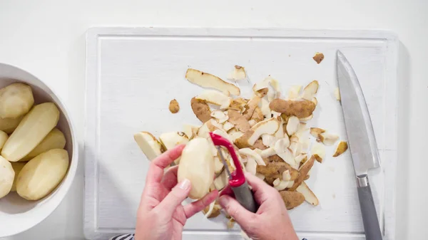 Плоский Лежал Шаг Шагом Очистка Большой Желтой Картошки Овощной Кожурой — стоковое фото