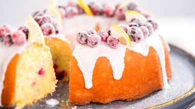 Adım adım. Böğürtlenli ve limonlu kek dilimliyorum..