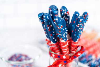 Ev yapımı çikolata kaplı çubuk çubuklar cam kavanozdaki Amerikan bayrağı gibi süslenmiş..