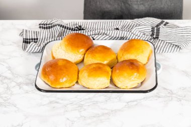 Taze pişmiş çörekler metal servis tepsisinde.