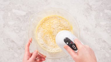 Düz yatıyordu. Adım adım. Fünyeli kek pişirmek için karıştırma kabındaki malzemeleri karıştırıyorum..