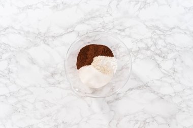 Düz yatıyordu. Çikolatalı kek pişirmek için bardaktaki malzemeleri karıştırıyorum..