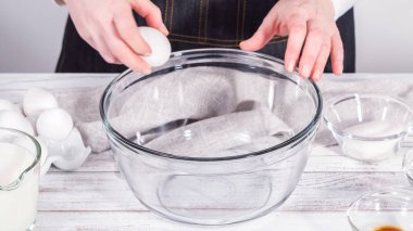 Adım adım. Fransız tostu hazırlamak için karışımı büyük bir bardakta karıştırıyorum..