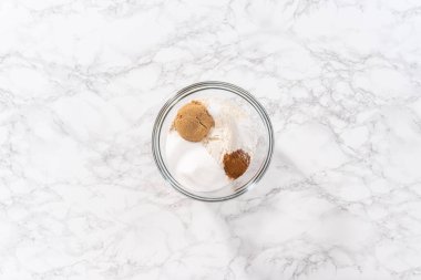 Düz yatıyordu. Büyük bir bardakta karışımı karıştırarak çikolatalı kabaklı kek ve karamel karışımı..