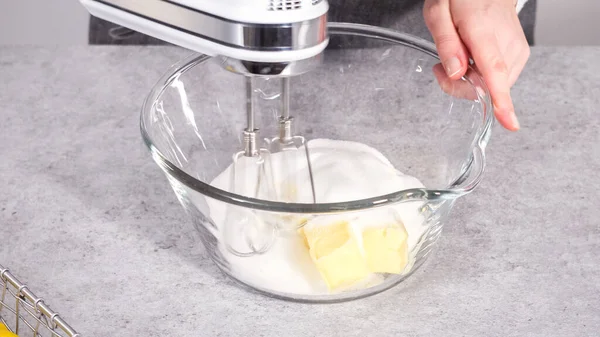 차근차근 레몬크랜 케이크를 만들기 유리그릇에 재료를 — 스톡 사진
