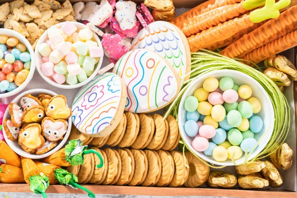 Montage Der Wurstplatte Mit Osterbonbons Plätzchen Und Marshmallows — Stockfoto