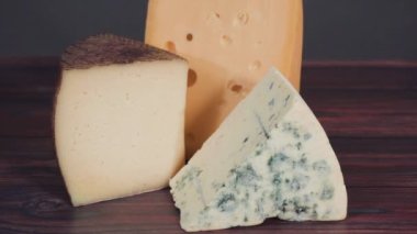 Kaba ahşap arka planda büyük gurme peynirleri..