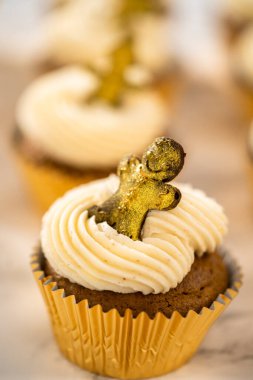 Taze pişmiş zencefilli çörekler, üstüne de tereyağlı krema, üstüne de zencefilli ekmek..