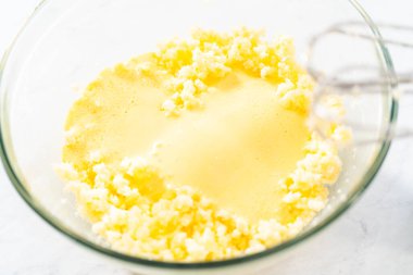 Kırmızı kadife kek ve krem peynir jöleli kek yapmak için büyük bir bardakta karıştırma malzemesi..