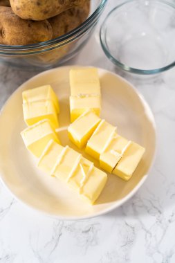 Patates püresi. Patates püresini düdüklü tencerede hazırlamak için cam karıştırma kabında ölçülmüş malzemeler..