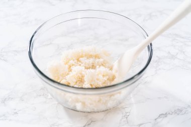 Cilantro Lime Rice. Kişniş limonlu pilav hazırlamak için karıştırma kabındaki malzemeleri karıştırıyorum..