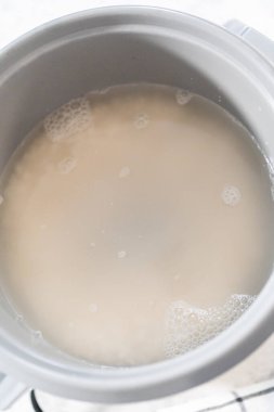 Pirinç fırınında beyaz pirinç pişirmek..