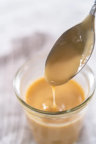 Zelfgemaakte Toffee Glazuur Een Glazen Pot Het Aanrecht — Stockfoto