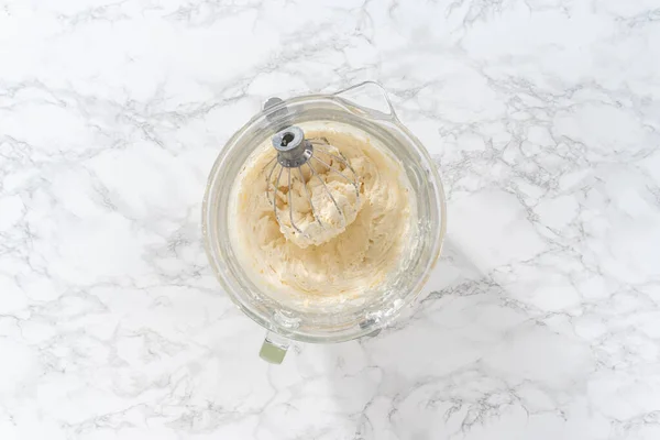 Blandning Ingredienser Stor Glasblandningsskål Med Köksblandare För Att Göra Äggtoddy — Stockfoto