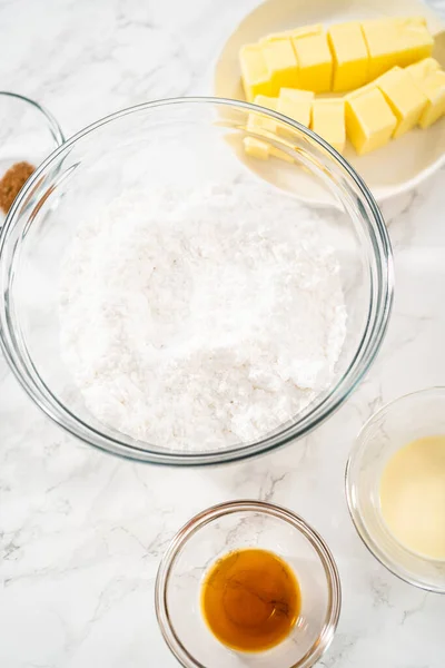 Gemessene Zutaten Glasschüsseln Eierlikör Buttercreme Zuckerguss Machen — Stockfoto