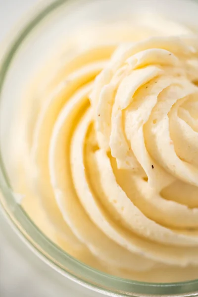 Redemoinho Cobertura Creme Manteiga Gemada Uma Tigela Vidro Pequena — Fotografia de Stock