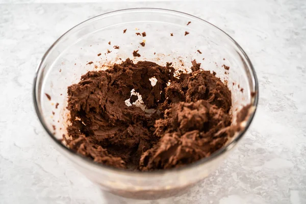 Míchání Ingrediencí Velké Skleněné Míse Kuchyňským Mixérem Pečení Čokoládových Sušenek — Stock fotografie