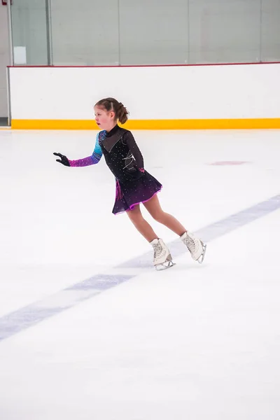 Menina Praticando Antes Sua Competição Patinação Artística Pista Gelo Interior — Fotografia de Stock