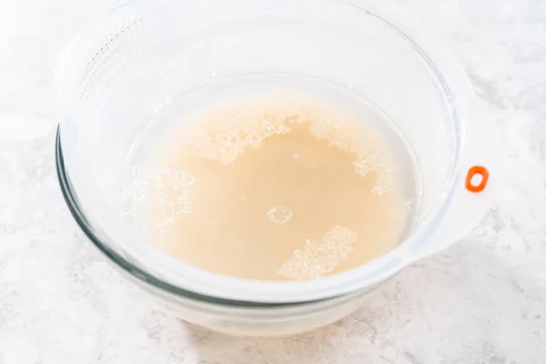 Droge Rijst Wassen Een Rijstwasser Grote Glazen Kom — Stockfoto