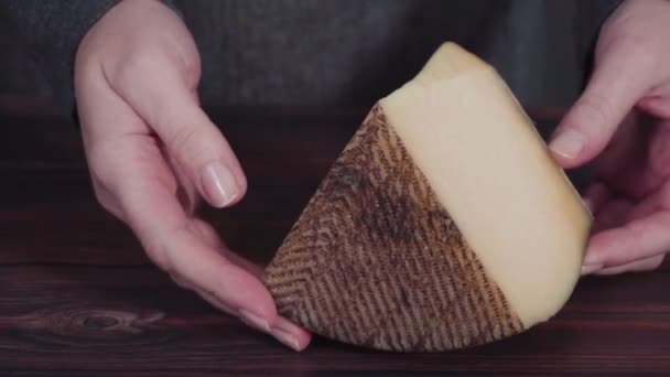 Grandes Cuñas Queso Gourmet Sobre Fondo Rústico Madera — Vídeos de Stock