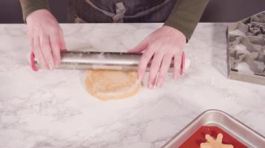  Zencefilli kurabiye hamurundan Noel kurabiyeleriyle şekiller kesiyorum..