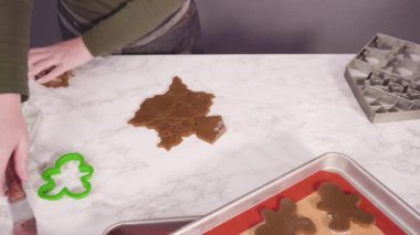  Zencefilli kurabiye hamurundan Noel kurabiyeleriyle şekiller kesiyorum..