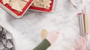  Zencefilli kurabiye hamurundan Noel kurabiyeleriyle şekiller kesiyorum..