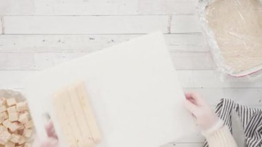 Ev yapımı şekerleme ve kurabiyeleri Noel hediyesi kutusuna koymak.