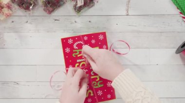 Ev yapımı şekerleme ve kurabiyeleri Noel hediyesi kutusuna koymak.