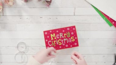 Ev yapımı şekerleme ve kurabiyeleri Noel hediyesi kutusuna koymak.