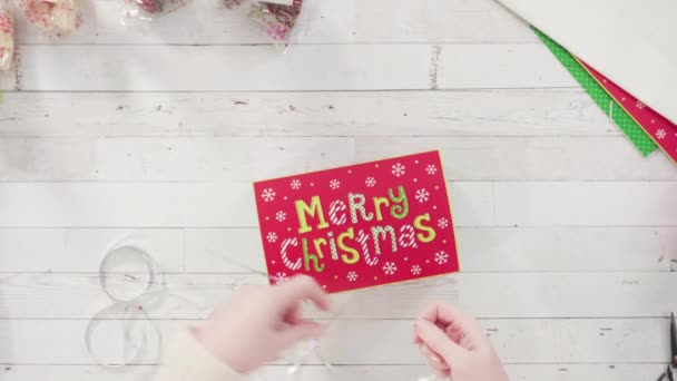 Verpakking Van Zelfgemaakte Fudge Koekjes Een Kerst Geschenkdoos — Stockvideo