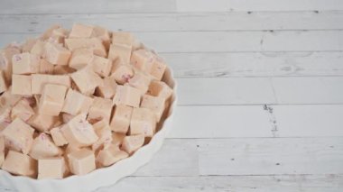 Ev yapımı şekerleme ve kurabiyeleri Noel hediyesi kutusuna koymak.