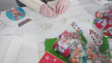 Ev yapımı şekerleme ve kurabiyeleri Noel hediyesi kutusuna koymak.