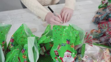 Ev yapımı şekerleme ve kurabiyeleri Noel hediyesi kutusuna koymak.