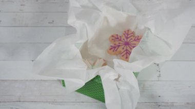 Ev yapımı şekerleme ve kurabiyeleri Noel hediyesi kutusuna koymak.