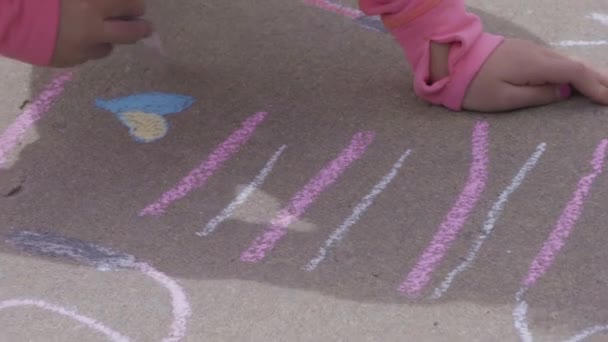 Маленькая Девочка Играет Мелом Подъездной Дорожке Перед Домом — стоковое видео