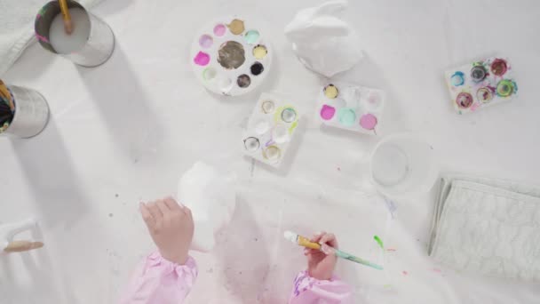 平置きだ 小さな女の子Painting Paper Mache Figureでホームスクールアートクラス — ストック動画