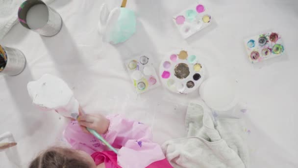 Маленька Дівчинка Малює Паперові Фігурки Акриловою Фарбою Свого Домашнього Мистецького — стокове відео