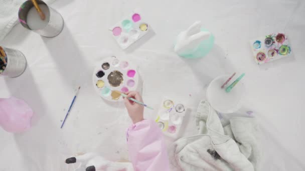 Bambina Pittura Figurine Cartapesta Con Vernice Acrilica Suo Progetto Arte — Video Stock