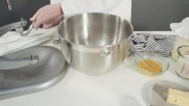 Adım adım. Üç katlı vanilyalı kek pişirmek için kek hamurunu dijital mutfak terazisiyle ölçmek.