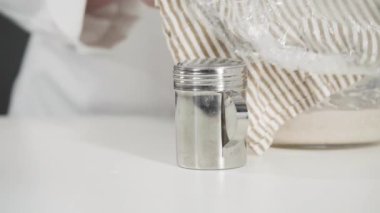 Adım adım. Üç katlı vanilyalı kek pişirmek için kek hamurunu dijital mutfak terazisiyle ölçmek.