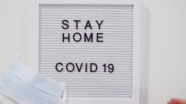 Maradj Otthon Covid Felirat Üzenőfalon Kék Orvosi Maszkkal — Stock videók