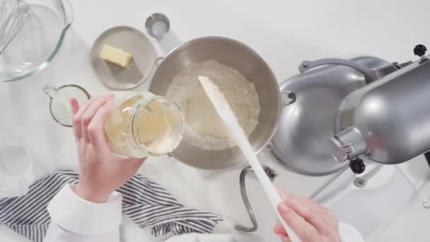 一步一步 用数字厨房刻度测量蛋糕面糊 烘焙三层香草蛋糕 — 图库视频影像