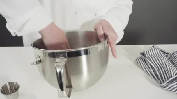 Шаг Шагом Измерение Теста Торта Цифровой Шкалой Кухни Испечь Трехслойный — стоковое видео