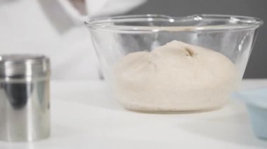 Düz yatıyordu. Bardaktaki malzemeleri karıştırarak mascarpone turtasıyla taze böğürtlenleri karıştırıyorum..